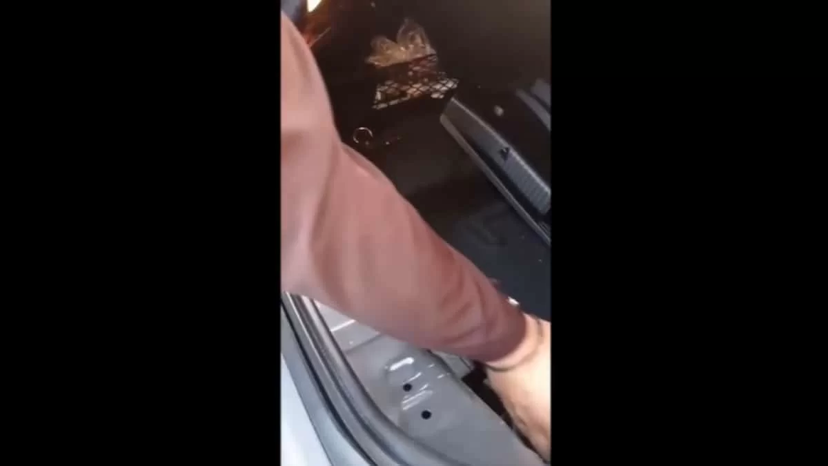 Βίντεο ντοκουμέντο: Η στιγμή που οι αστυνομικοί εντόπισαν τα 235 γραμμάρια κοκαΐνης στο αμάξι του πρώην παίκτη του Power of Love