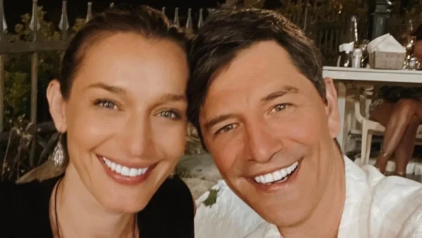 Σάκης Ρουβάς: Στόλισε Χριστουγεννιάτικο δέντρο με την οικογένειά του - Φωτογραφία από το σπίτι τους στο Νέο Βουτζά