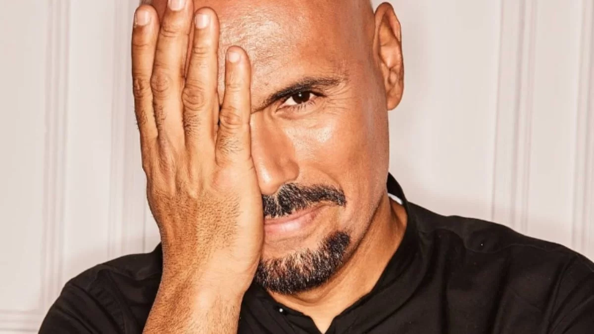 Με τεράστια βιβλιοθήκη και επιβλητικούς πίνακες - Βγαλμένο από περιοδικό το σπίτι του Δημήτρη Σκουλού