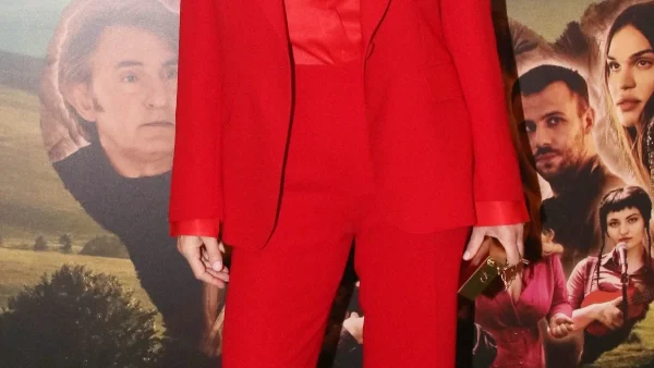 Η Σμαράγδα Καρύδη έβαψε τα μαλλιά της πορτοκαλί και φόρεσε κατακόκκινο κουστούμι στα 53 της - Ριζική αλλαγή