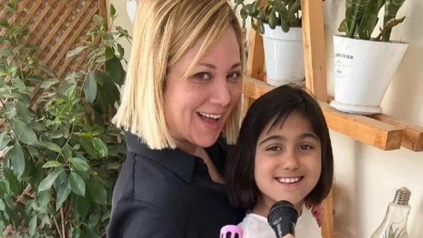 Στους ώμους του Νάσου Γαλακτερού η μικρή Σόφη - Το φαντασμαγορικό δέντρο που στόλισε η οικογένεια της Νάνσυ Ζαμπέτογλου