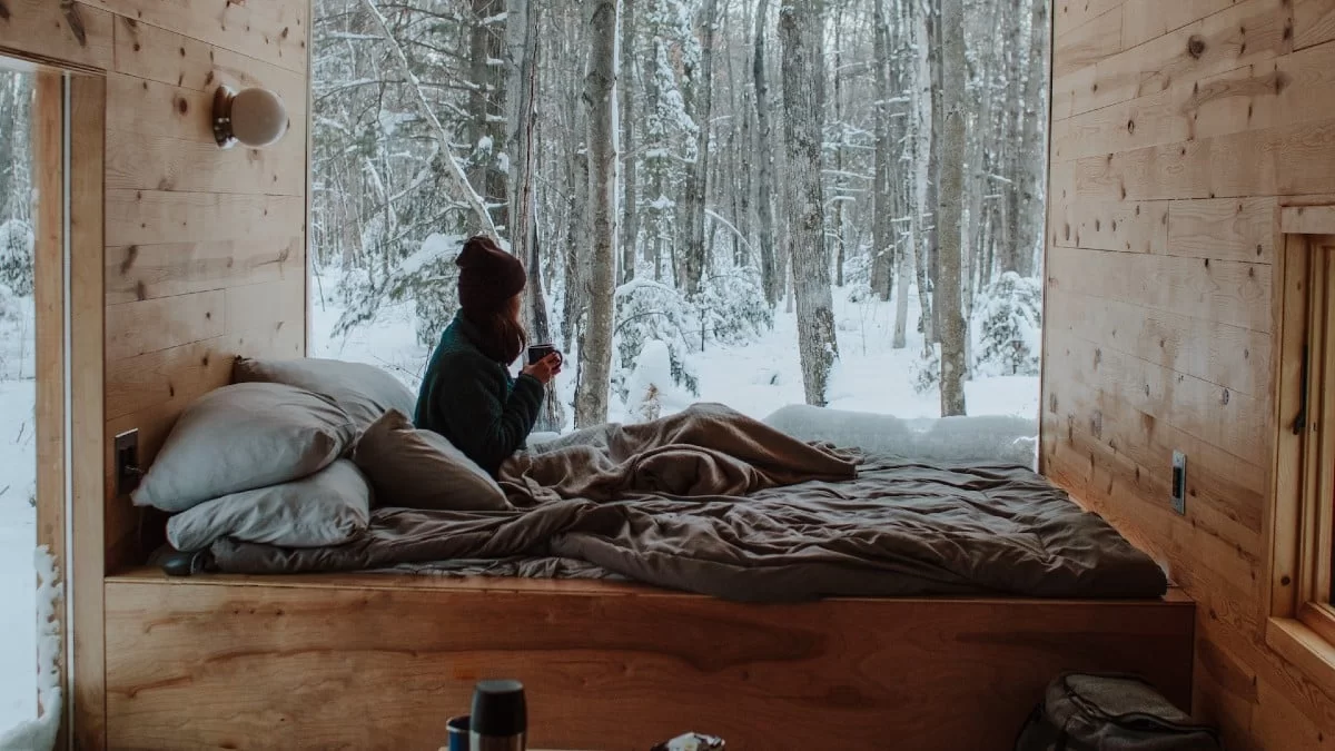 Κόστος μηδέν: 4+1 μπακαλίστικοι τρόποι για να κρατήσετε το σπίτι σας ζεστό χωρίς καλοριφέρ ή κλιματιστικό