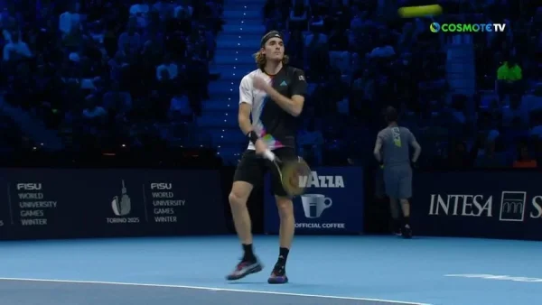 Τον "γιούχαρε" όλο το στάδιο - Έξαλλος ο Στέφανος Τσιτσιπάς πέταξε το μπαλάκι με δύναμη στους γονείς του κατά τη διάρκεια του αγώνα