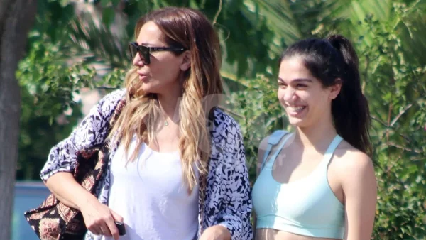 Με κολάν και αθλητικό μπουστάκι - Η Δέσποινα Βανδή ''λιώνει'' στο γυμναστήριο του συντρόφου της κόρη της