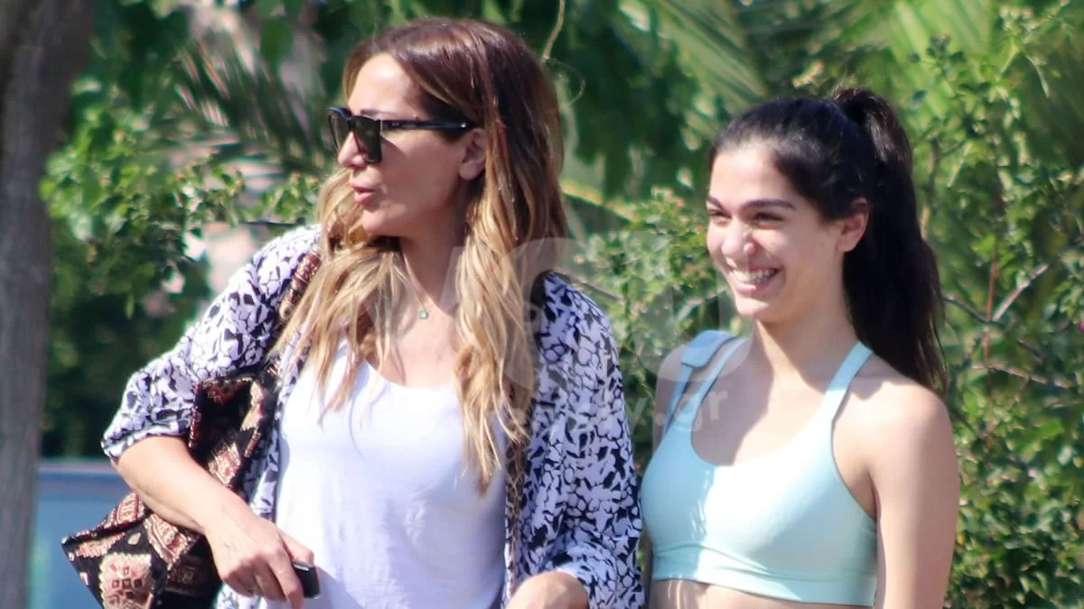 Με κολάν και αθλητικό μπουστάκι - Η Δέσποινα Βανδή ''λιώνει'' στο γυμναστήριο του συντρόφου της κόρη της