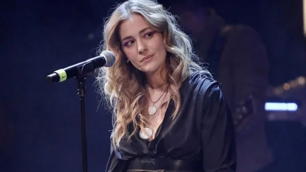 «Μην περιμένεις να...» - Το νέο βίντεο της Νατάσας Μποφίλιου από το πολυσυζητημένο ταξίδι της στο Λονδίνο