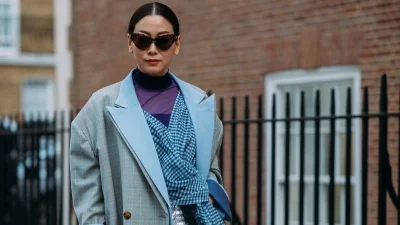 Αυτό είναι το ύφασμα που θα επιλέξεις σε ρούχα και αξεσουάρ το 2023 - Δες πως το φοράνε οι fashionistas