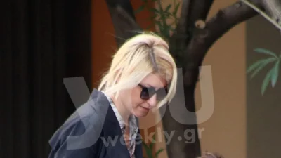 Δεν άφησε λεπτό από το χέρι της τον μικρό Δήμο - Στο κέντρο της Αθήνας η Σία Κοσιώνη με μαύρα γυαλιά και σακούλες δώρων