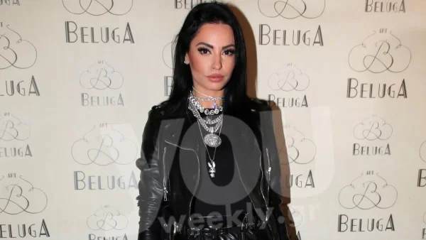 Δεν έχει να ζηλέψει τίποτα από σαλέ το νέο σπίτι της Αλεξανδράκη - Με πέτρα, τζάκι και τεράστια λευκά χαλιά