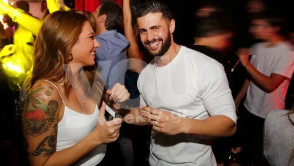 Θυμίζει Σουηδία - Η Βαλαβάνη καθόταν στα πόδια του Βασάλου και δίπλα πόζαρε χαμογελαστός ο Μόργκαν