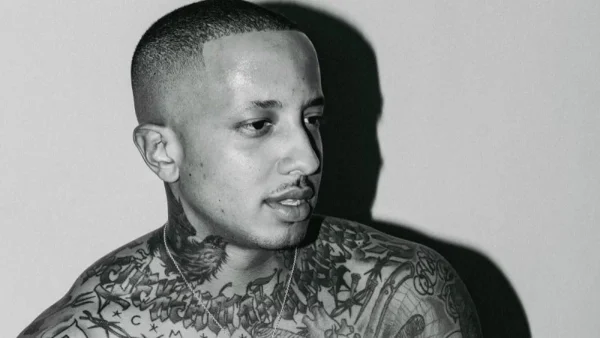 Με το ένα χέρι κράταγε το πόδι της και με το άλλο το πούρο - Η βραδινή έξοδος του Light με τη σύντροφό του