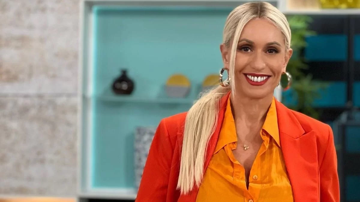 Τεράστιο και φωτεινό - Το χριστουγεννιάτικο δέντρο που στόλισε η Μαρία Μπακοδήμου στο σπίτι της