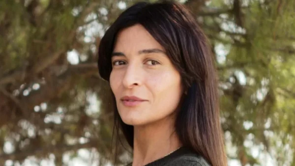 Αρραβωνιάστηκαν με χρυσές βέρες - Η πρώτη φωτογραφία της Αντιγόνης Κουλουκάκου και του άντρα της από το μυστήριο