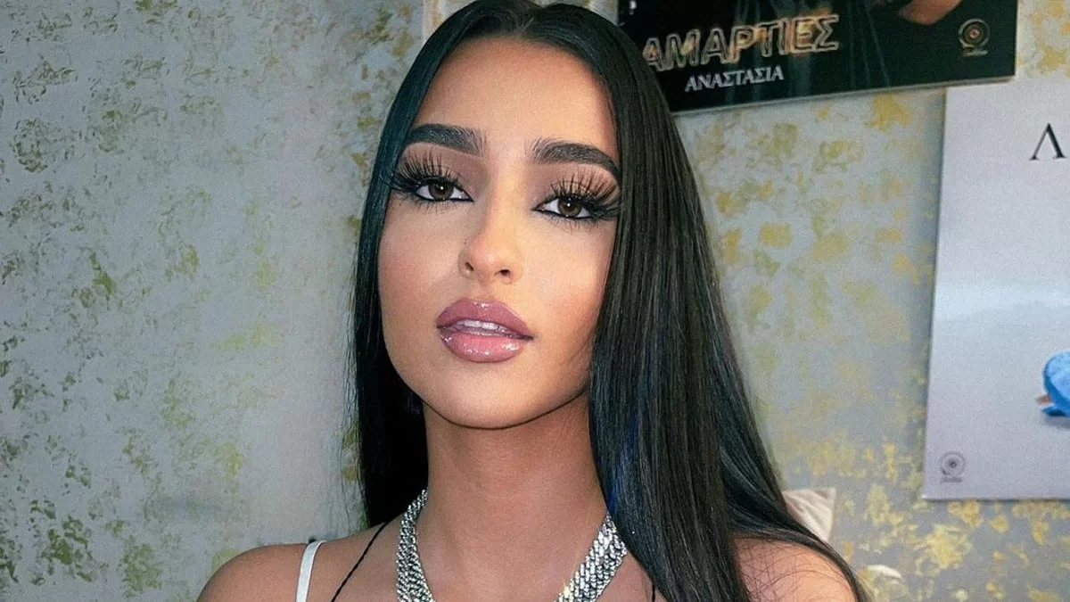 Δεν στόλισε 1 αλλά 2 χριστουγεννιάτικα δέντρα στο σπίτι της - Πιο λαμπερό από ποτέ το σαλόνι της Αναστασίας