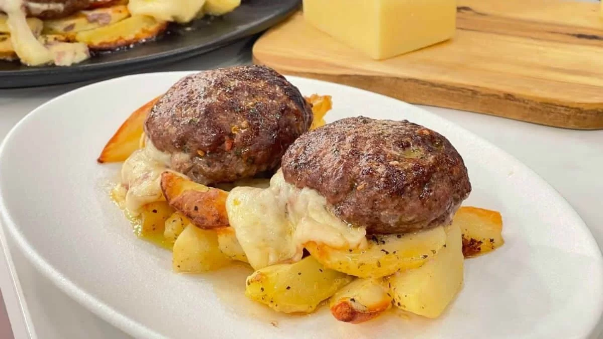 Σαν της ταβέρνας: Μπιφτέκια γεμιστά με κασέρι που λιώνει στο στόμα
