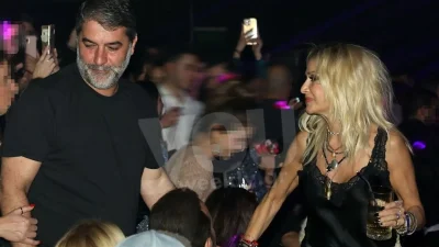 Αποκλειστικές φωτογραφίες: Η κίνηση της Βίσση στον Μπισμπίκη την ώρα που η Βανδή τραγουδούσε