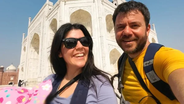 Ντυμένοι στα κόκκινα - Στόλισε το πιο εντυπωσιακό χριστουγεννιάτικο δέντρο ο Μπλέτσας με την Ηλέκτρα και τις κορούλες τους