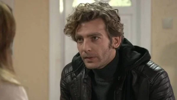 Τρία Μίλια (29/12): Ο Στέφανος φτάνει στην Αθήνα και εντοπίζει τα ίχνη της μητέρας του