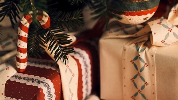 Όμορφα και περιποιημένα δώρα Χριστουγέννων - Δες πως θα τα πακετάρεις με 2 απλές κινήσεις