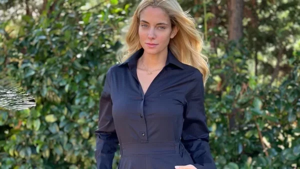 Φτάνει έως το ταβάνι το χριστουγεννιάτικο δέντρο της Δούκισσας Νομικού - Φωτογραφία από το εσωτερικό του σπιτιού της