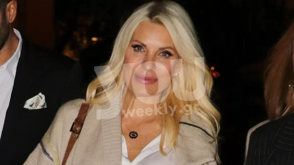 Με την τελευταία τάση στα παπούτσια και casual look, η Ελένη Μενεγάκη στο Θέατρο Αλίκη - Σου τα βρήκαμε με 24,50 ευρώ μόνο