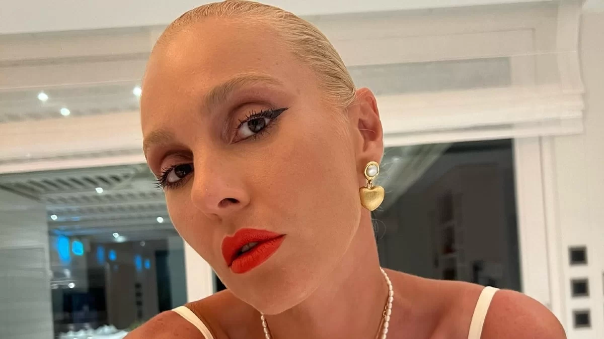 Με τιρκουάζ φρύδια και total black look η Τάμτα σε αγώνα μπάσκετ στην Αμερική - Στο πλευρό της ο Πάρις Κασιδόκωστας