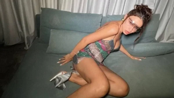 Με μπλε γούνα δίπλα στο χριστουγεννιάτικο δέντρο - Έτσι πέρασε τις γιορτές η εγκυμονούσα Ελένη Φουρέιρα