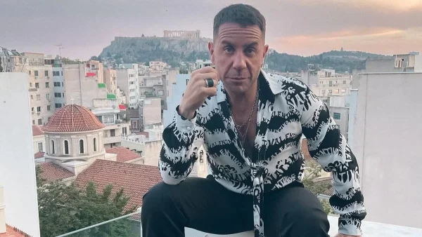 Πολύχρωμο και εκκεντρικό σαν τον ίδιο - Έκλεψε τις εντυπώσεις το χριστουγεννιάτικο δέντρο του Γιώργου Μαζωνάκη