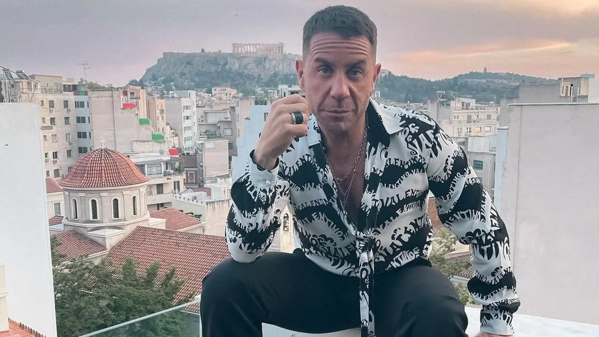 Πολύχρωμο και εκκεντρικό σαν τον ίδιο - Έκλεψε τις εντυπώσεις το χριστουγεννιάτικο δέντρο του Γιώργου Μαζωνάκη