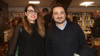 Φωτισμένο ξανά το σπίτι του Χαραλαμπόπουλου μετά την έκρηξη - Στόλισε ένα τεράστιο γεμάτο στολίδια χριστουγεννιάτικο δέντρο μαζί με την Πρίντζου