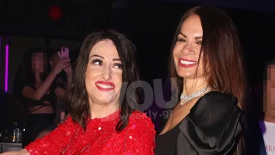 Με κατακόκκινο μίνι φόρεμα γεμάτο με παγιέτες - Τράβηξε όλα τα βλέμματα σε βραδινή της έξοδο η Ιωάννα Παλιοσπύρου