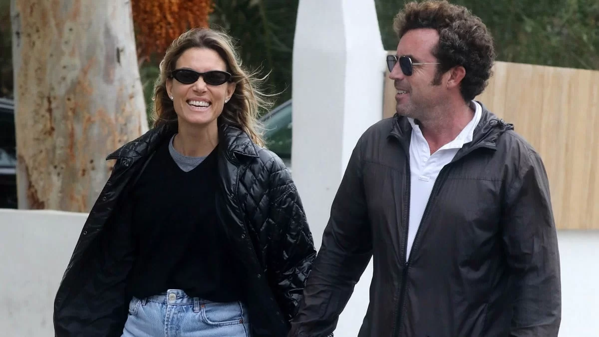 Πιασμένοι χέρι χέρι - Όλη η Γλυφάδα κοιτούσε τη Βίκυ Καγιά στον περίπατό της με τον Κρασσά