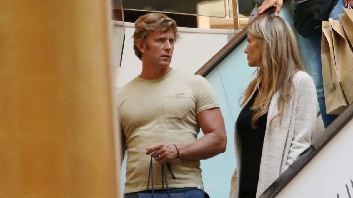 Η ξανθιά πόρνη και ο Εμίρης - Το προκλητικό εξώφυλλο με την Εύα Καϊλή