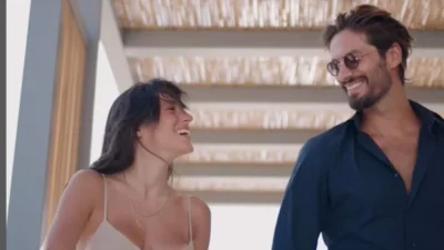 Με κόκκινα δαντελωτά εσώρουχα κάτω από το Χριστουγεννιάτικο δέντρο - Στόλισαν Γιώργος Καράβας και Ραφαέλα Ψαρρού