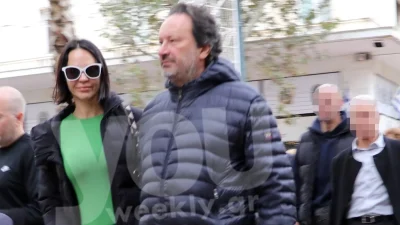 Άβαφη και χαμογελαστή στο πλάι του συντρόφου της - Η χαλαρή βόλτα της Νικολέττας Καρρά