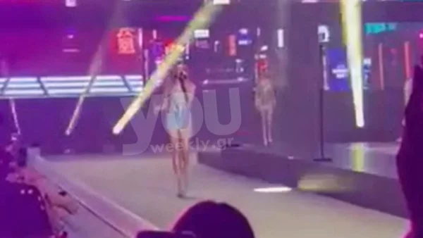 Madwalk 2022: Με μίνι φόρεμα γεμάτο στρας - Η Δανάη Λιβιεράτου τραγούδησε στη σκηνή και αποθεώθηκε
