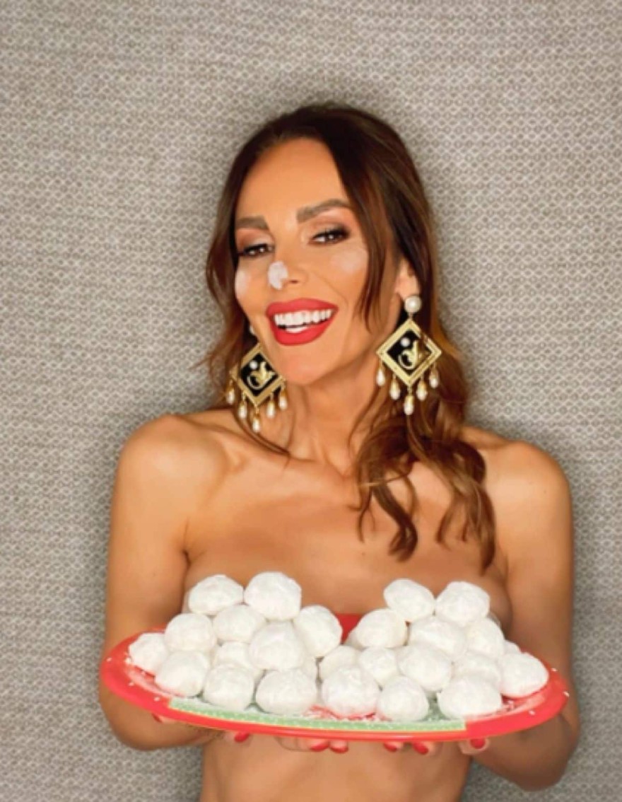 Μπέτυ Μαγγίρα ημίγυμνη