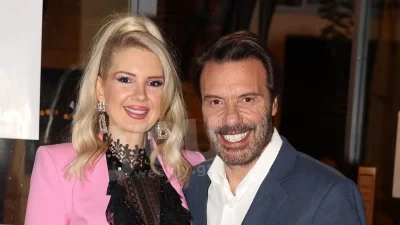 Σε λευκούς και ασημί τόνους η χρωματική τους παλέτα - Βγαλμένο από τον Βόρειο Πόλο το χριστουγεννιάτικο δέντρο του Τζώρτζογλου & της Μαριόλα