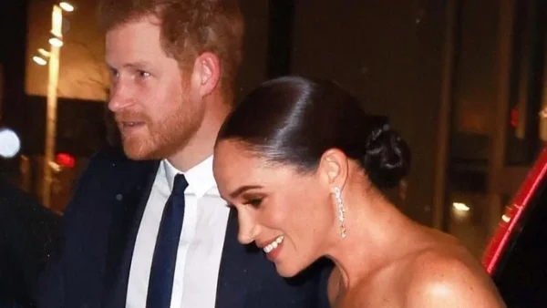 Η Μέγκαν Μαρκλ με λευκό φόρεμα από τον οίκο Louis Vuitton και το δαχτυλίδι της Πριγκίπισσας Νταιάνα, μας θύμισε την εμφάνιση του γάμο της