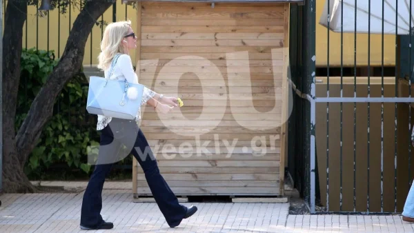 Ένας φωτορεπόρτερ «ξεγυμνώνει» την Ελένη Μενεγάκη