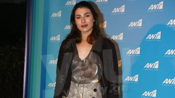 Με στενό μπλουζάκι και τζιν παντελόνι  - Έτσι είναι το σώμα της Χρύσας Μιχαλοπούλου 3 μήνες μετά τη γέννα