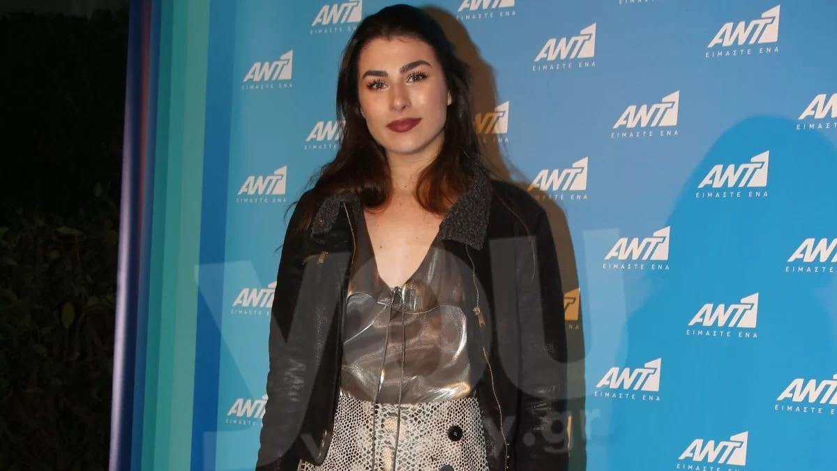 Με στενό μπλουζάκι και τζιν παντελόνι  - Έτσι είναι το σώμα της Χρύσας Μιχαλοπούλου 3 μήνες μετά τη γέννα