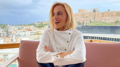 Το στόλισε μαζί με την κόρη της - Πανύψηλο και εντυπωσιακό το χριστουγεννιάτικο δέντρο της Νάντιας Μπουλέ