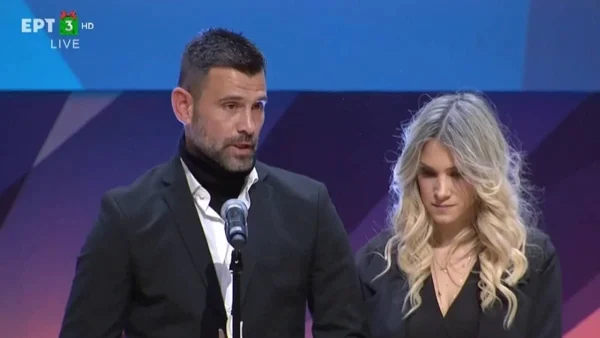 Αλέξανδρος Νικολαϊδης: «Εύχομαι να μην ήμουν εδώ και...» - Συγκίνησαν η Δώρα Τσαμπάζη και ο Μιχάλης Μουρούτσος με τα λόγια τους στα Βραβεία ΠΣΑΤ