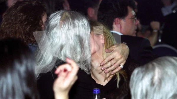 Σπάνιες αποκλειστικές φωτογραφίες: Η σχέση του Νίκου Καρβέλα το 2003 που λίγοι θυμούνται