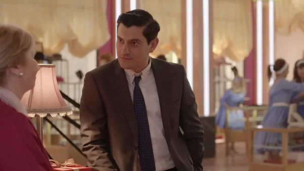 Ο Παράδεισος των Κυριών (8/12): «Ράκος» ο Ντίνος μες τον γάμο της Αμαλίας - Στο πλευρό του η Μιράντα