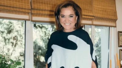 Ντόρα Μπακογιάννη: Γεμάτο το σαλόνι με δώρα - Η φωτογραφία με τα 7 εγγόνια της μέσα στο σπίτι