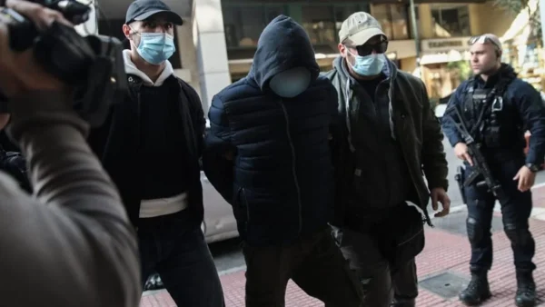 Γυναικοκτονία στον Πειραιά: Στα δικαστήρια ο 25χρονος δολοφόνος