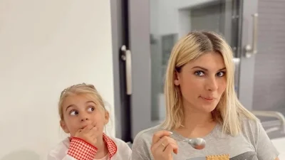 Με τη μικρή Μαλένα στην αγκαλιά της - Ντυμένη στα μαύρα η Πηλιάκη στην εντυπωσιακά στολισμένη εξώπορτά της