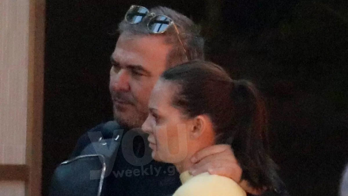 Σαν τα παραμύθια: Με κάλτσες δίπλα από το τζάκι και ένα χιονισμένο δέντρο - Ο χριστουγεννιάτικος στολισμός στο σπίτι της Μπόσνιακ & του Αντώνη Ρέμου